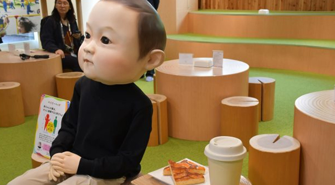 Un café en Tokio permite a sus visitantes ser bebé por un día