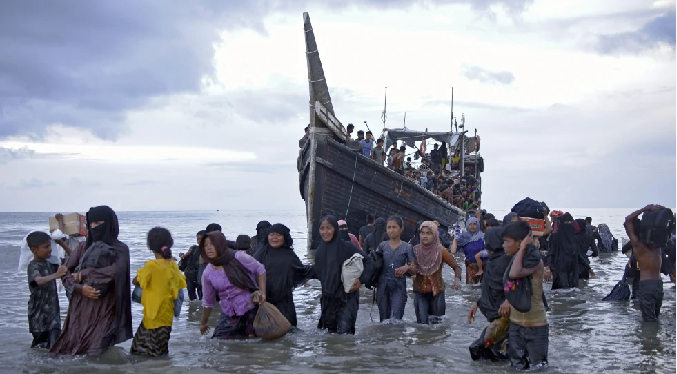 Llegan cinco botes llenos de migrantes a Indonesia