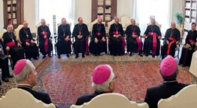 Obispos se rebelan contra la bendición de parejas gais aprobada por el Papa