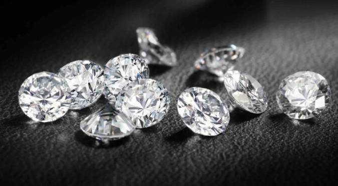 La UE prohíbe la compra y venta de diamantes rusos en el 12º paquete de sanciones