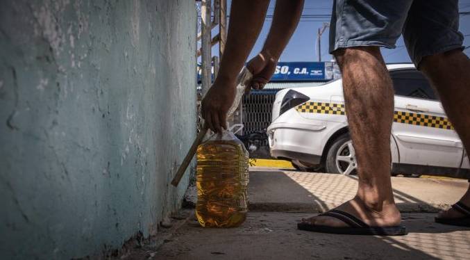Acusan a un hombre de contrabandear 250 litros de combustible en Venezuela