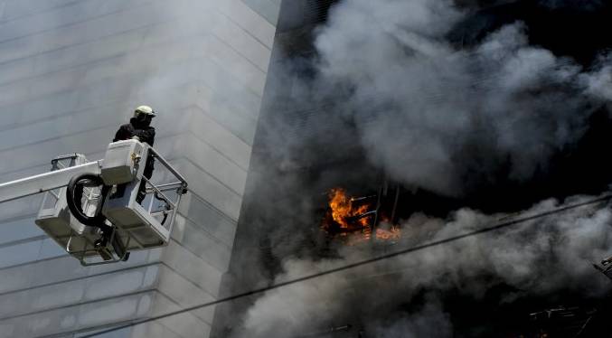 Una mujer fallece y 43 personas quedan heridas tras incendiarse un edificio en Buenos Aires