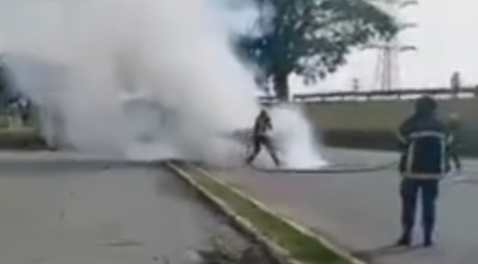 Hombre muere carbonizado tras choque e incendio de vehículo en la ARC (Video)