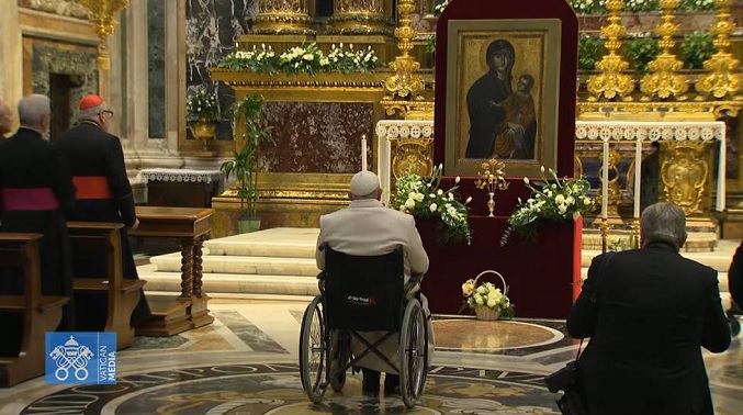 El Papa reza a la Inmaculada por la paz y por las mujeres víctimas de violencia