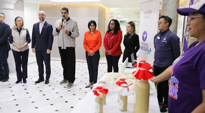 Maduro entrega 1.500 nuevos créditos a emprendedoras de la GMVM