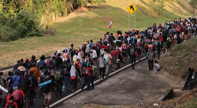 Migrantes saturan la frontera norte de México pese a la visita de la delegación de EEUU