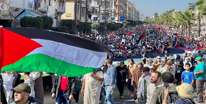 Miles de personas se manifiestan en Rabat para exigir el fin de los ataques contra Gaza