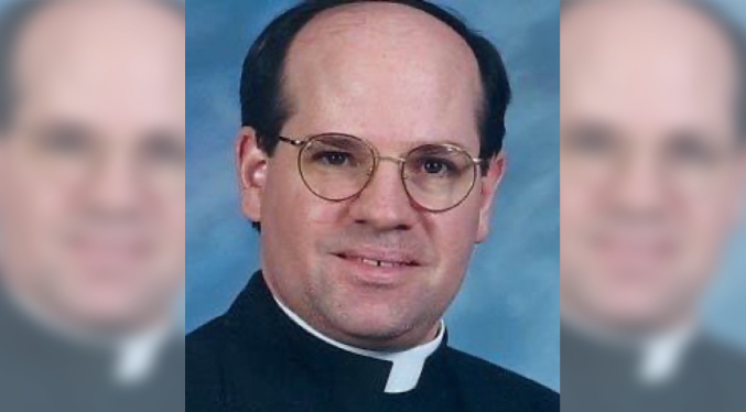 Sacerdote es asesinado en Nebraska tras ser atacado en plena iglesia