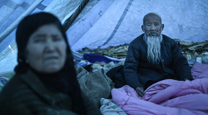 Sobrevivientes del terremoto en China se enfrentan a un frío glacial