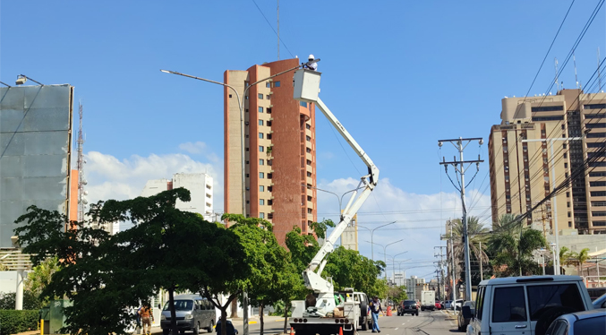 Corpoelec instala 230 luminarias en la avenida Doctor Portillo de Maracaibo