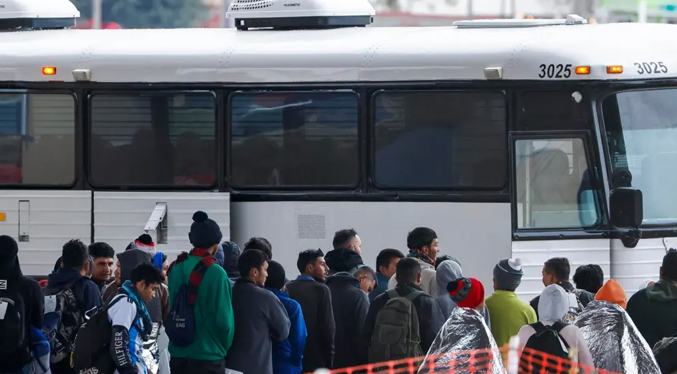 Nueva York demanda por millones de dólares a compañías de autobuses que transportaron migrantes a la ciudad