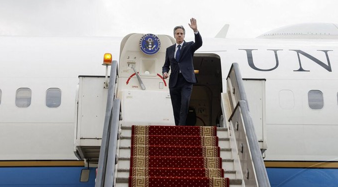 El avión del secretario de Estado de EEUU sufre una avería en Suiza y se queda en tierra