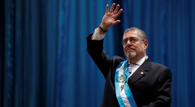 Bernardo Arévalo de León es juramentado como presidente de Guatemala tras tormentosa jornada