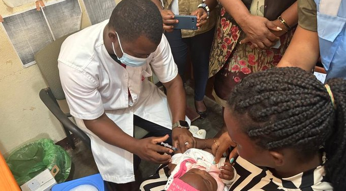 Comienza en Camerún primera campaña de vacunación de niños contra la malaria en el mundo