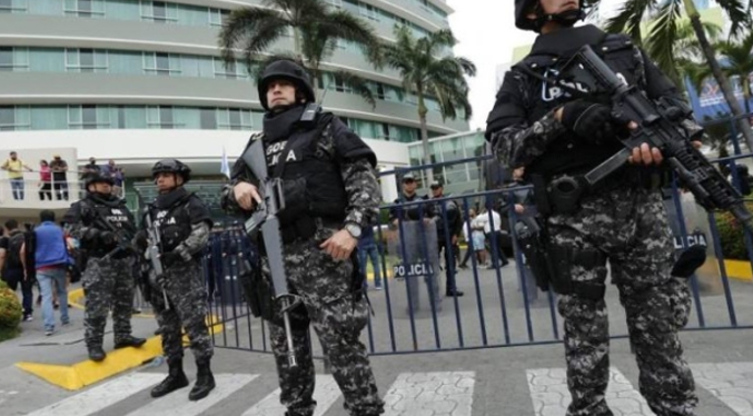 Unidades especiales de la Policía captura a delincuentes que ingresaron armados al canal de televisión en Guayaquil