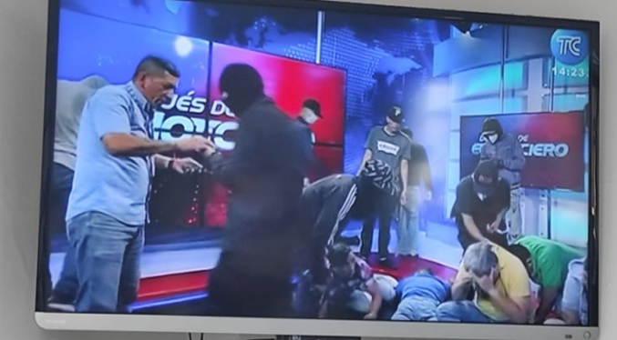 Encapuchados armados ingresan a canal de televisión en Ecuador y someten al personal