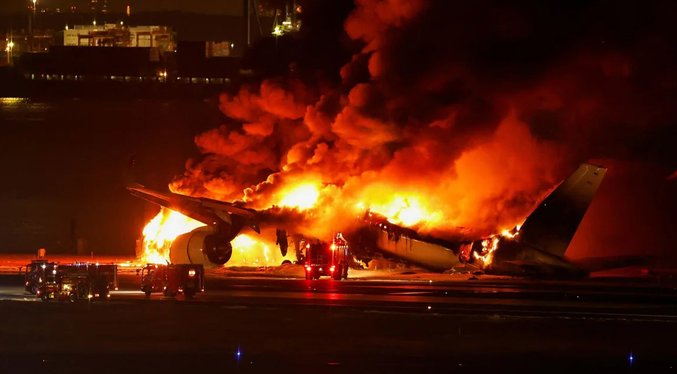 Cinco muertos deja colisión de dos aviones en el aeropuerto de Tokio