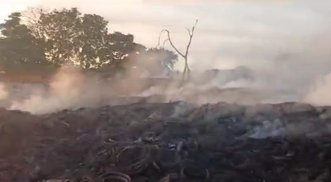 Bomberos extinguen incendio que arrasó con más de 30 mil cauchos en zona industrial de Aragua