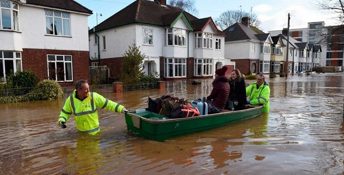 Evacúan cientos de hogares y cancelan trenes por inundaciones en Inglaterra