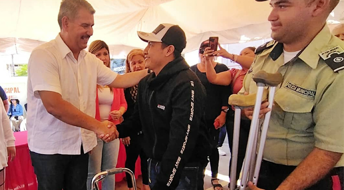 Alcalde Luis Caldera entrega 92 equipos ortopédicos a marenses