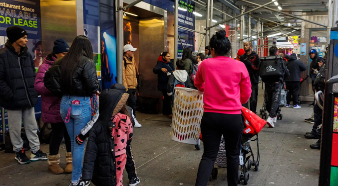 Migrantes abandonan albergues en Nueva York en medio de la tormenta invernal
