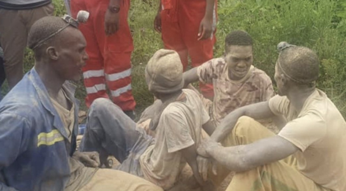 Rescatan con vida a once mineros atrapados durante cuatro días en una mina en África