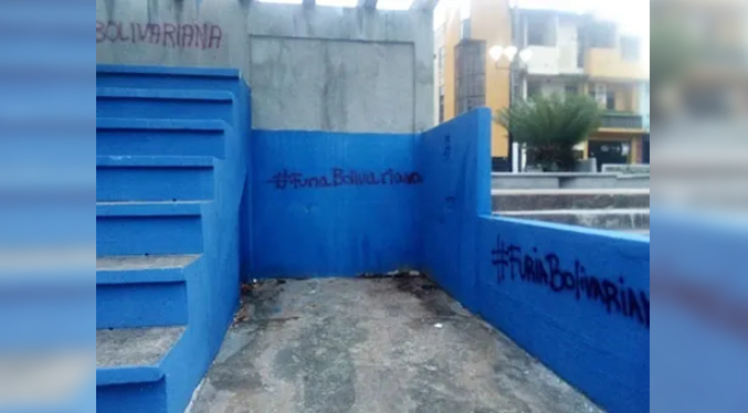 Alcalde del Táchira denuncia que Plaza Bolívar recién pintada fue dañada con marcas de «Furia Bolivariana»