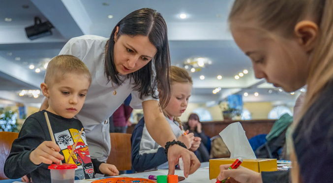Psicólogos ucranianos buscan devolver la oportunidad de tener una infancia incluso en medio de la guerra