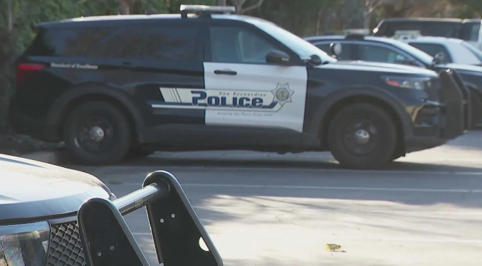 Encuentran a seis cadáveres tiroteados en una zona desértica cerca de Los Ángeles (Video)