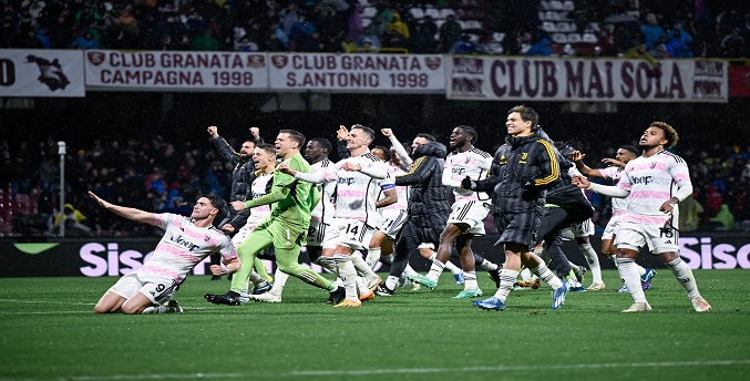 Vlahovic mantiene a la Juventus en la pelea por el título