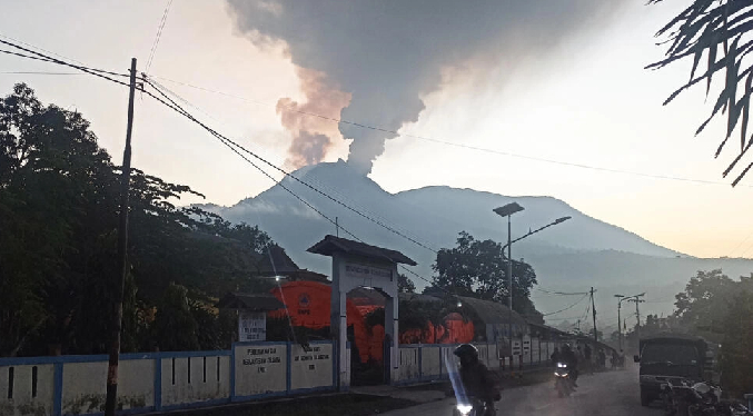 Alerta máxima en Indonesia por la erupción del volcán Lewotobi Laki-Laki