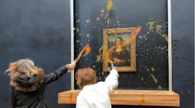 Ecologistas lanzan sopa contra la Mona Lisa expuesta en el Louvre