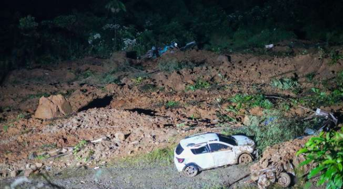 Derrumbe en Colombia deja al menos 17 personas muertas en la vía Quibdó-Medellín (Video)