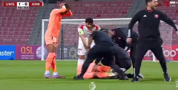 El francés Andy Delort se desploma durante un partido en Catar