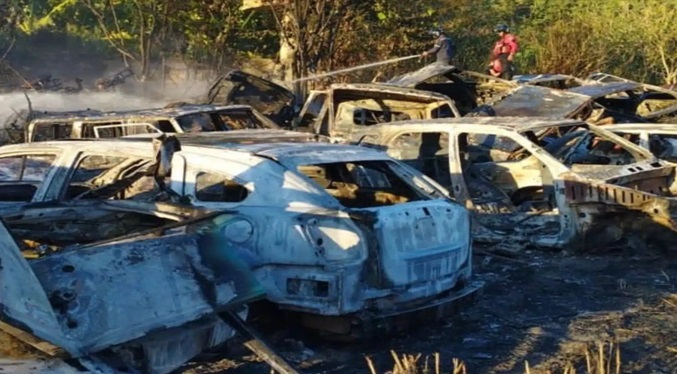 Un incendio afectó al menos 70 vehículos de un estacionamiento en Aragua