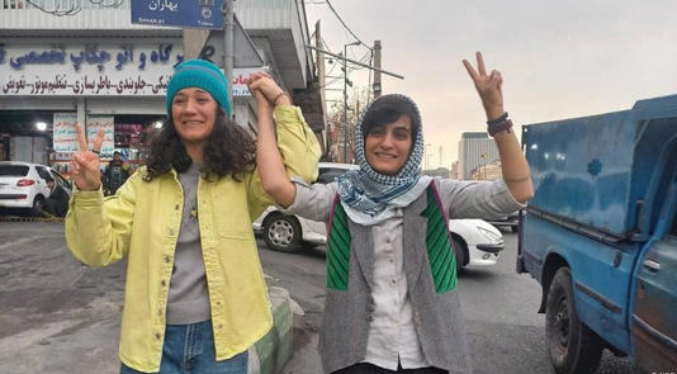 Irán: Liberan a periodistas que revelaron el caso de Mahsa Amini