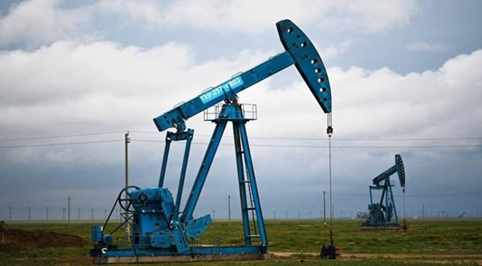 Petróleo baja por temor a China y tensiones en Medio Oriente