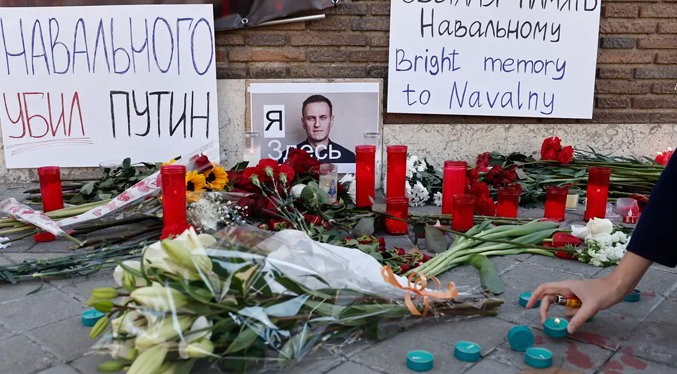 Llevan a la cárcel a un hombre por colocar flores en memoria de Navalni en Bielorrusia