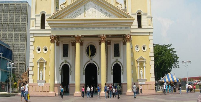 Retienen a joven que posó semidesnudo frente a la Basílica de Maracaibo