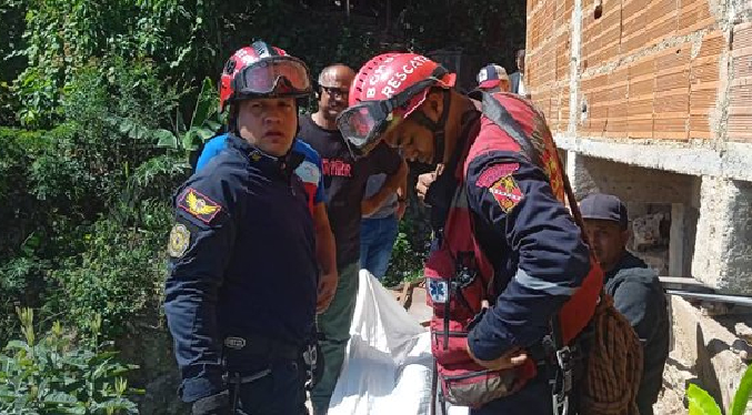 Hombre muere al caer de una pasarela en Caracas