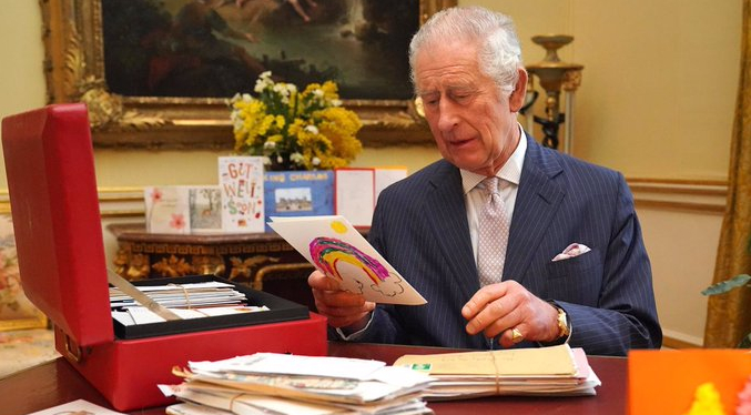 Carlos III agradece los miles de cartas y mensajes que ha recibido tras difundir su cáncer