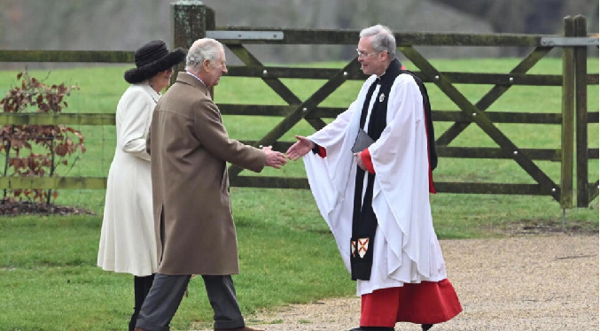 El rey Carlos III asiste a la misa del domingo en Sandringham