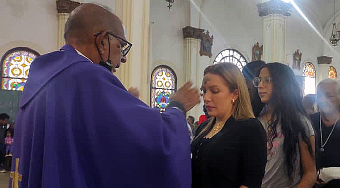 Iglesia La Milagrosa celebra el inicio de la Cuaresma con la imposición de las cenizas