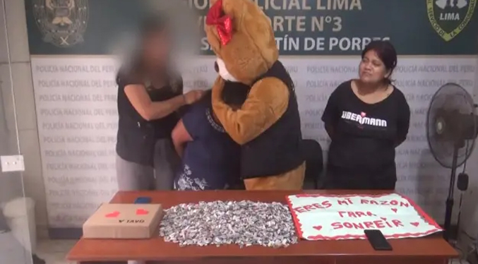 Agente de Perú se disfraza de oso gigante de San Valentín para detener a una delincuente