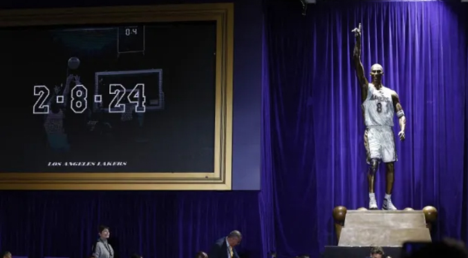 Los Lakers presentan la primera estatua en honor a Kobe Bryant