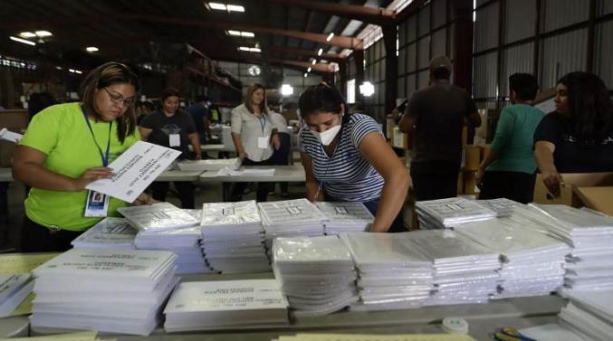 El Salvador acude a las urnas con Bukele en búsqueda de polémica reelección