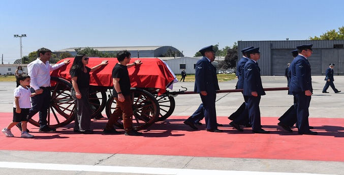 Boric recibe con honores el féretro de Piñera en su llegada a Santiago
