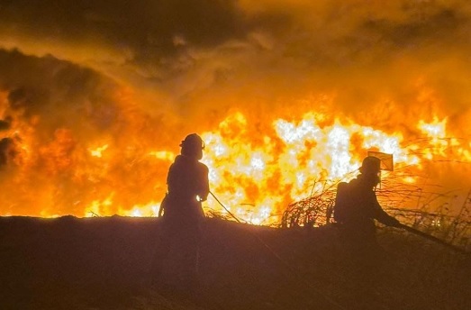 Bomberos de Cabimas – Simón Bolívar extinguen incendio en la carretera Lara – Zulia (+ Fotos)
