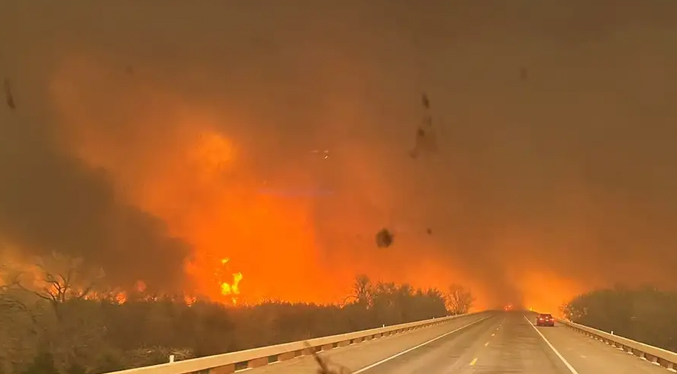Reportan el segundo mayor incendio de la historia de Texas