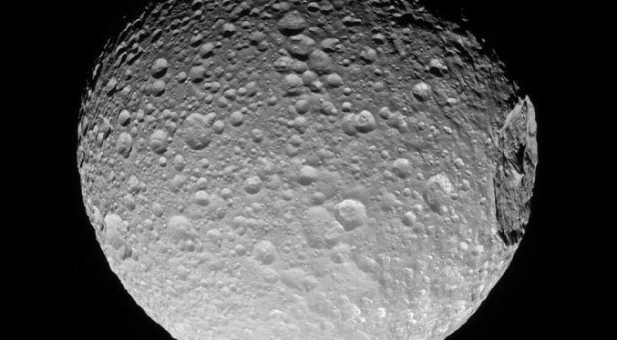 Científicos estiman que superficie de la luna Mimas de Saturno oculta un océano
